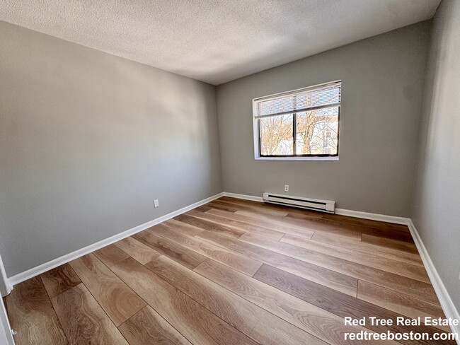 Building Photo - 837 River St