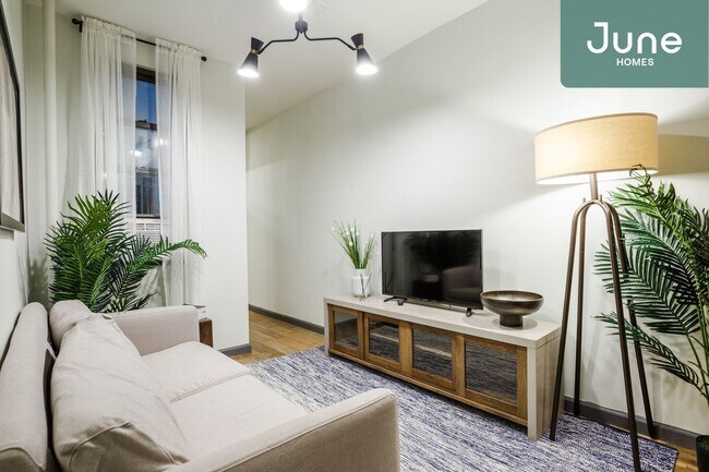 Building Photo - ROOM ONLY in 3-bed/1.0-bath Home