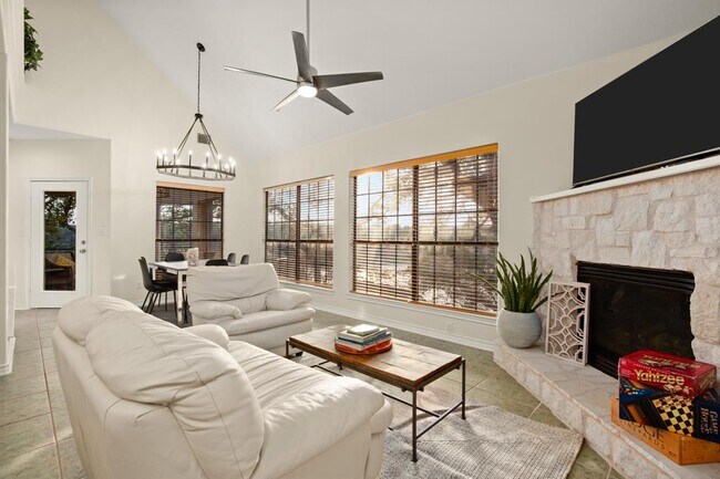 Foto del edificio - 1352 Lakeshore Dr