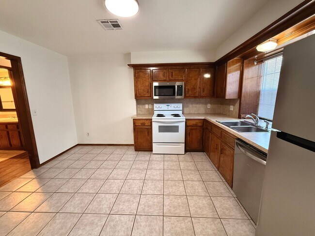 Foto del edificio - Charming 2BD 1BA Duplex in Yukon!!