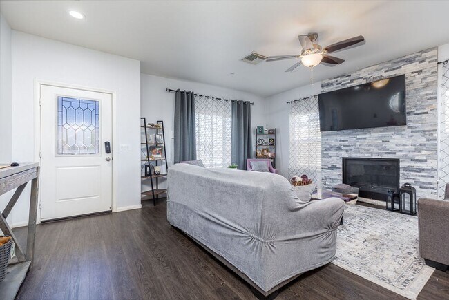 Building Photo - Beautiful 4 bed, 2 bath NW home w/ PAID SO...