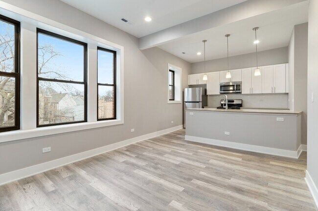 Foto del edificio - Beautiful, Updated and Spacious 2bd/2bth, Ukrainian Village, 5/1-6/1 Move in!