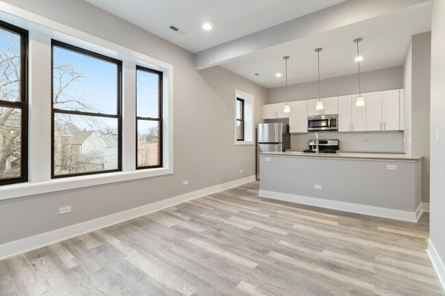 Building Photo - Top Floor, Gorgeous, Renovated 2bd/2bth, West Town Available 4/20