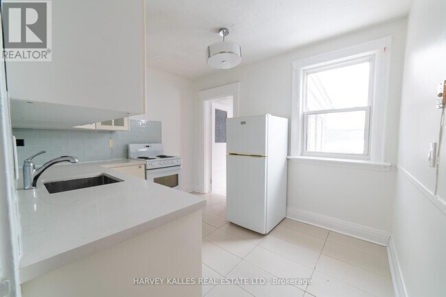 Photo du bâtiment - 885 Davenport Rd