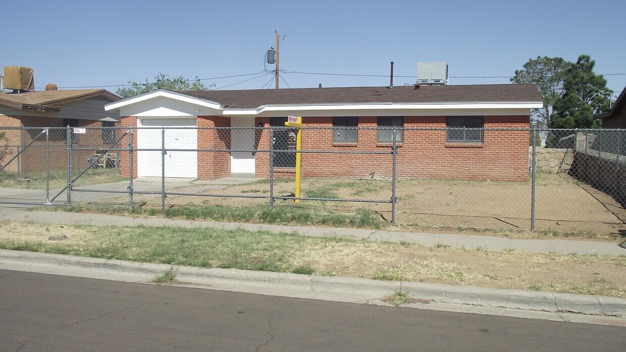 Primary Photo - Northeast El Paso 3 bed with Refrig A/C