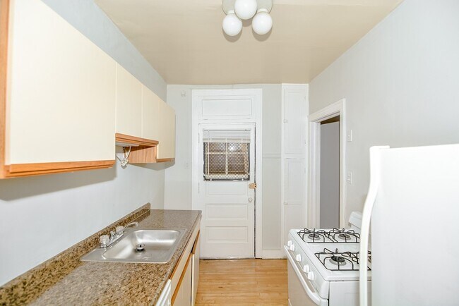 Building Photo - 1451 W Byron St