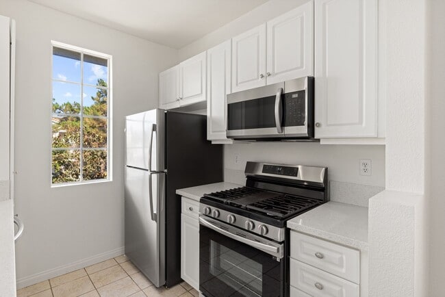 Building Photo - ? Spacious 2 Bedroom / 2 Bath Condo in Sab...
