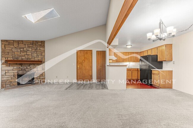 Foto del edificio - Spacious Apartment with Mountain Views and...