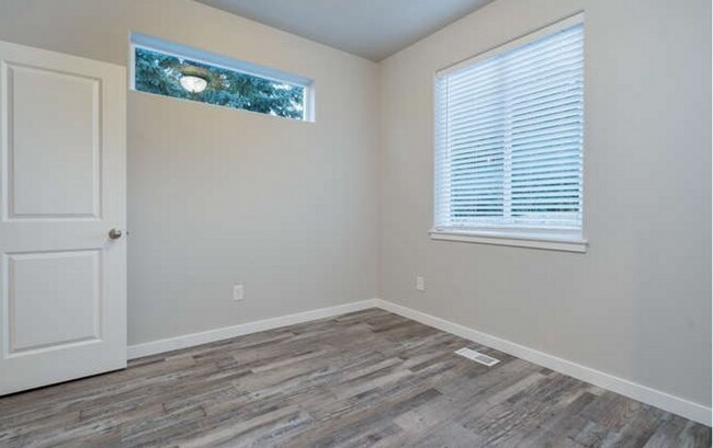 Building Photo - 4910 NE 65th Ct