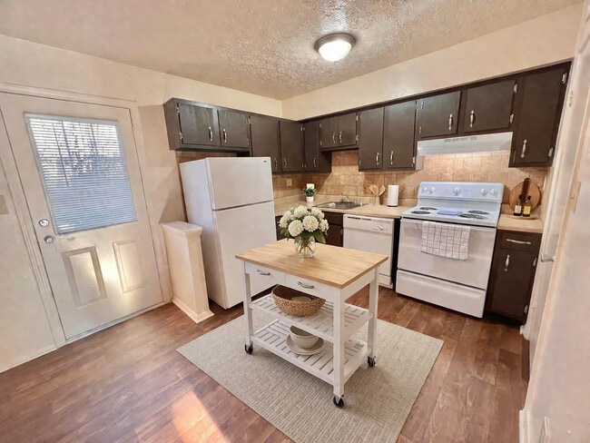 Cocina de casa adosada - Decoración virtual realizada por Chat GPT - Glenview Apartments