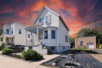 Building Photo - 241 Maple St