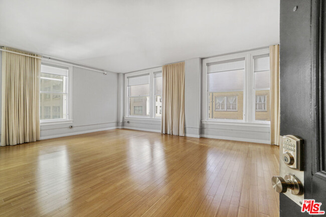 Building Photo - 215 W 7th St