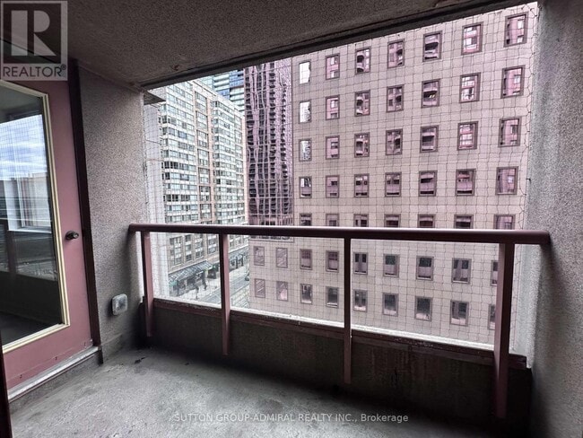 Building Photo - 736 Bay St.