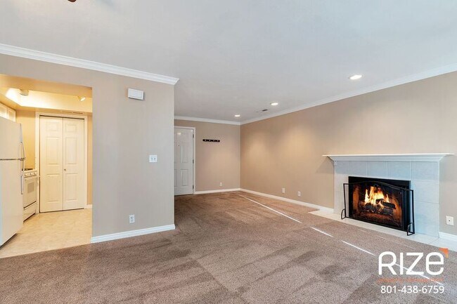 Building Photo - 875 E Arrowhead Ln
