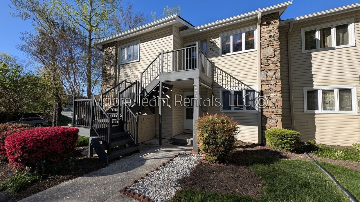 Foto principal - 2 Bed / 3 Bath Condo - Pool & Clubhouse