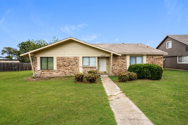 Building Photo - 2505 Crown Cir