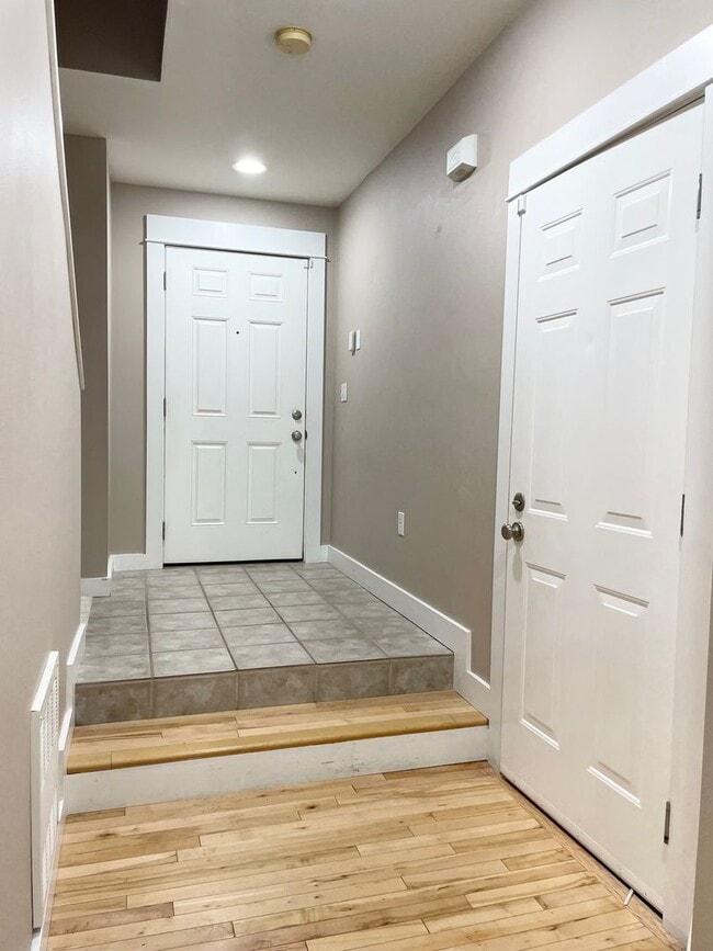 Building Photo - Spacious 2 Bed 2.5 Bath Townhome Style Con...