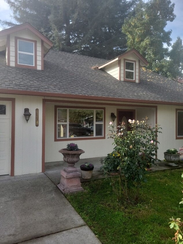 Primary Photo - Beautiful 3 bed/2 bath home in Rogue River, OR