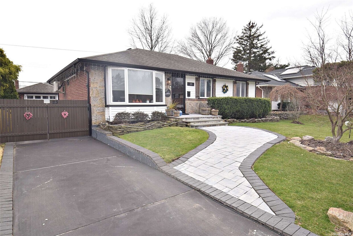 Primary Photo - 23 Birchwood Park Dr