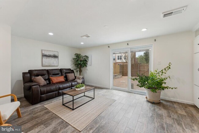 Building Photo - 9769 Lakepointe Dr