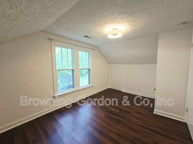 Building Photo - 1218B Chester Ave