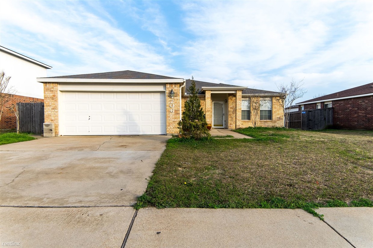 Primary Photo - 4206 Rainlily St