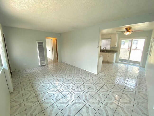 Foto del edificio - **Large 4 Bedroom, 2 Bathroom in East LA**