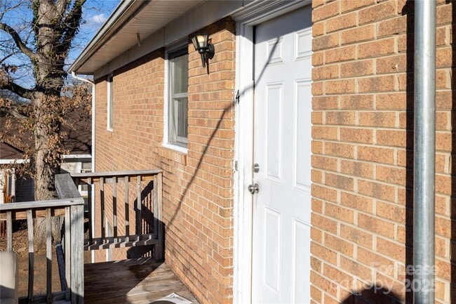 Building Photo - 424 S 4th St