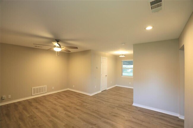 Building Photo - 2677 Greenhurst Dr