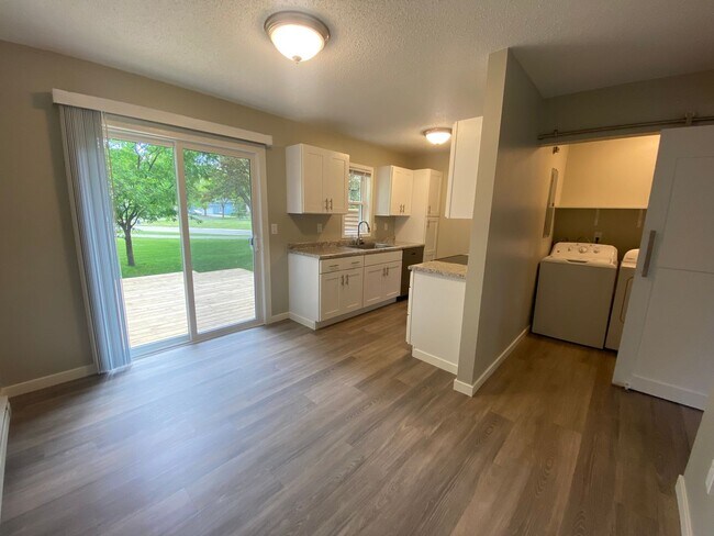 Building Photo - NEWLY RENOVATED 3 BD/1 BA - Move In ASAP!