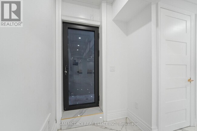 Building Photo - 1394 Lorne Park Rd