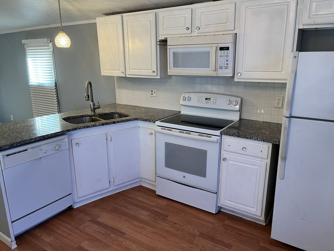 Building Photo - 6847 Skyview Dr SE