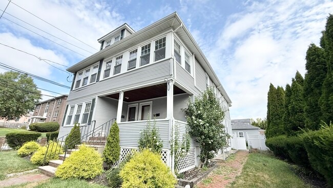 Building Photo - 137 Summer St