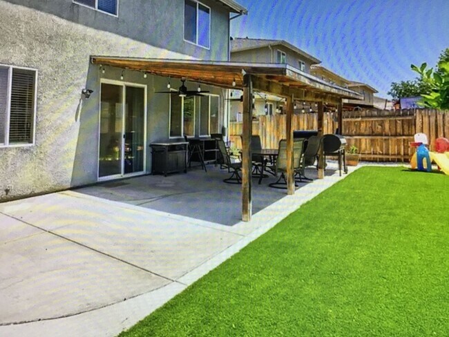 Building Photo - Two story pet friendly home for rent