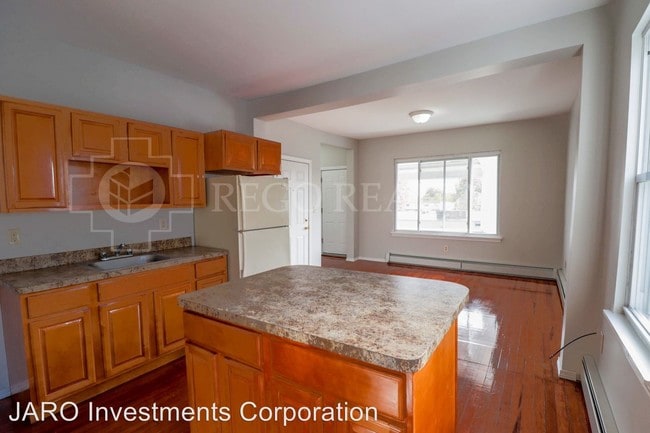 Building Photo - 263 Martin St