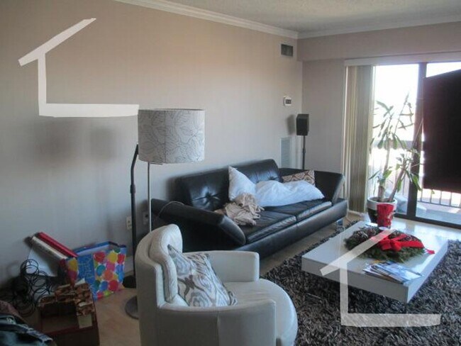 Foto del edificio - Spacious Top-Floor 2-Bedroom with Heat Included & Garage Parking!