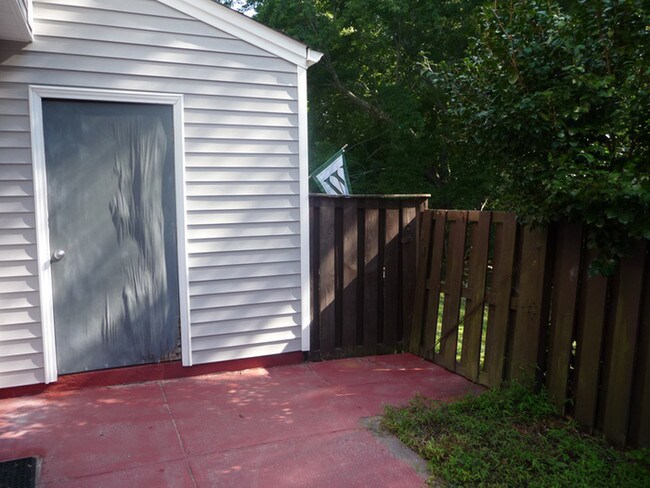 Building Photo - 7243 Sandy Creek Dr