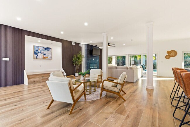 Foto del edificio - 4879 Commonwealth Dr