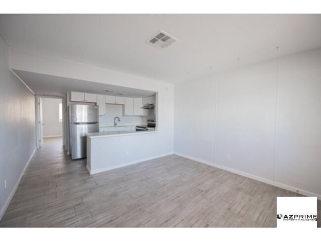 Building Photo - Experience the Charm of Phoenix in this De...