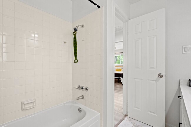 Building Photo - 604 Lochnell Dr