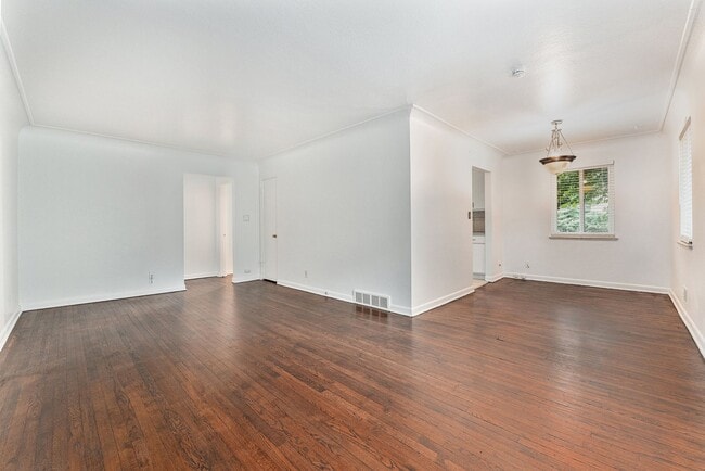Building Photo - Charming 2-Bedroom Duplex Close to DU