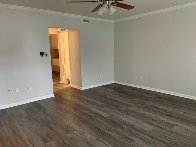 Building Photo - Two Bedroom townhouse Convenient to Wendov...