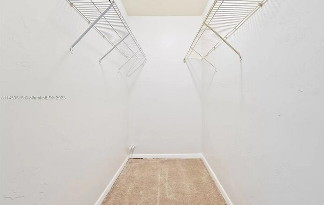 Foto del edificio - 721 NE 61st St