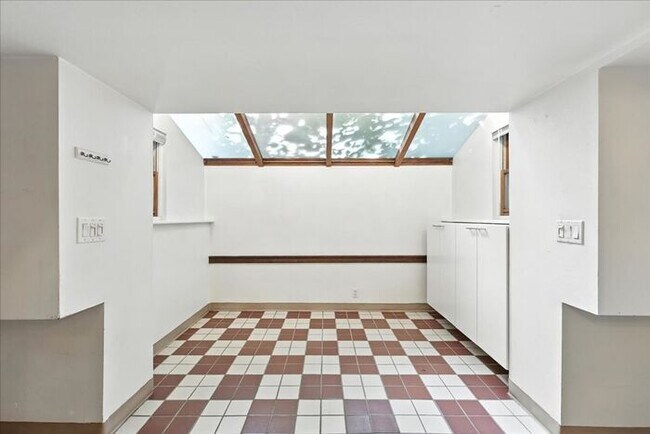 Foto del edificio - Charming Victorian Stacked Tri-Plex in the...