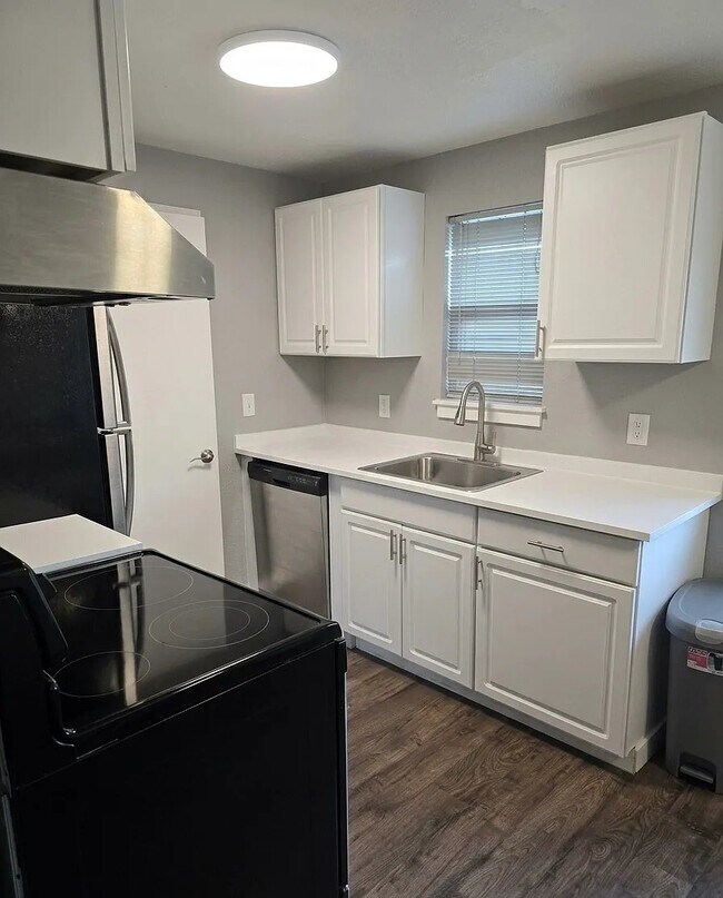 Foto del edificio - 502 S Cloverdale St