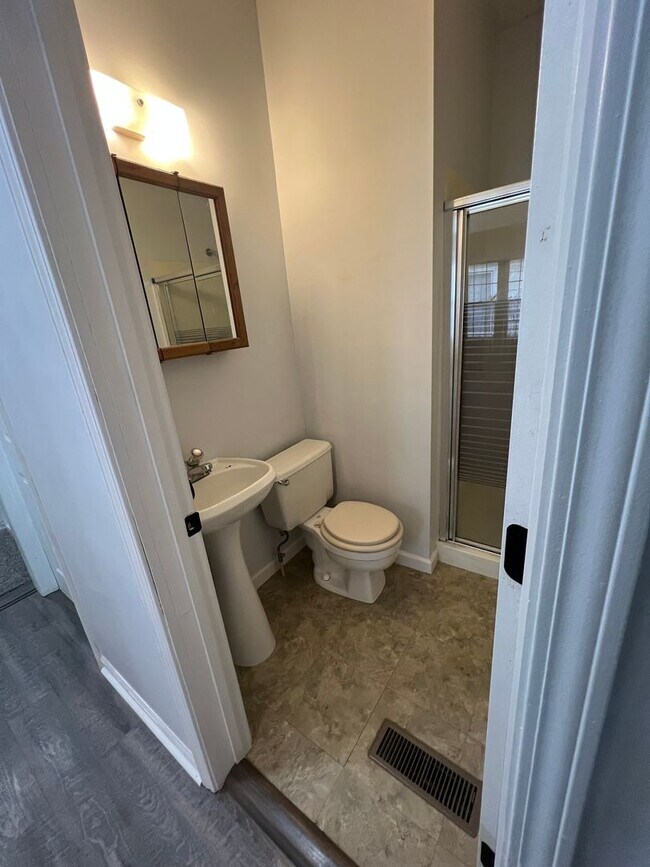 Foto del edificio - Adorable 2 bed 2bathroom home $1250