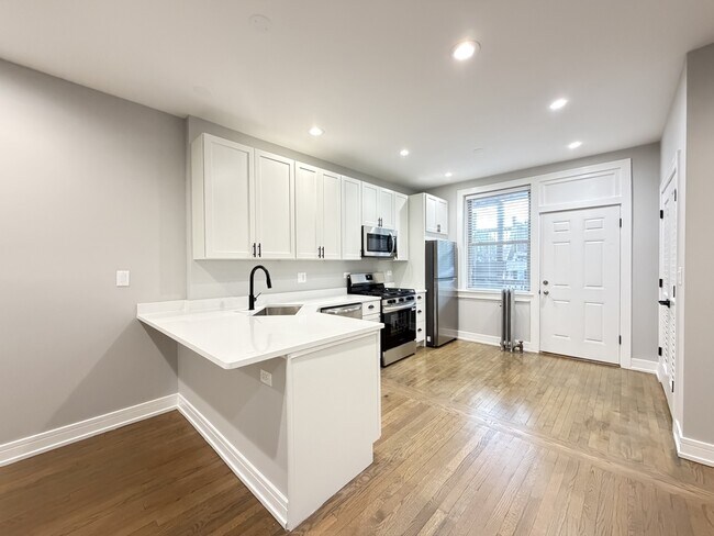 Building Photo - 5454 N Paulina St