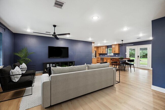 Foto del edificio - 1627 Crestdale Dr