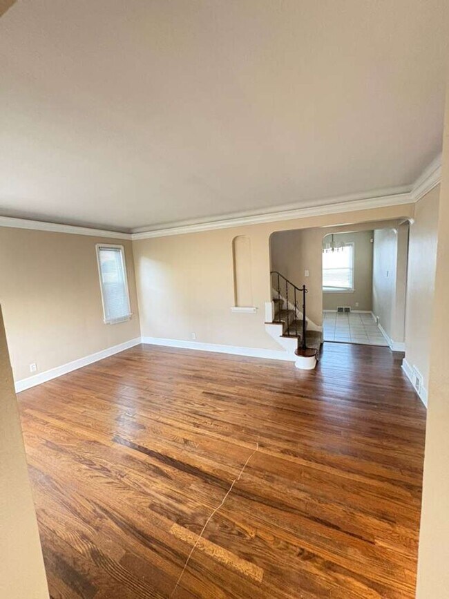Building Photo - Discover a beautifully updated 3-bedroom, 2-bathroom single-family home.