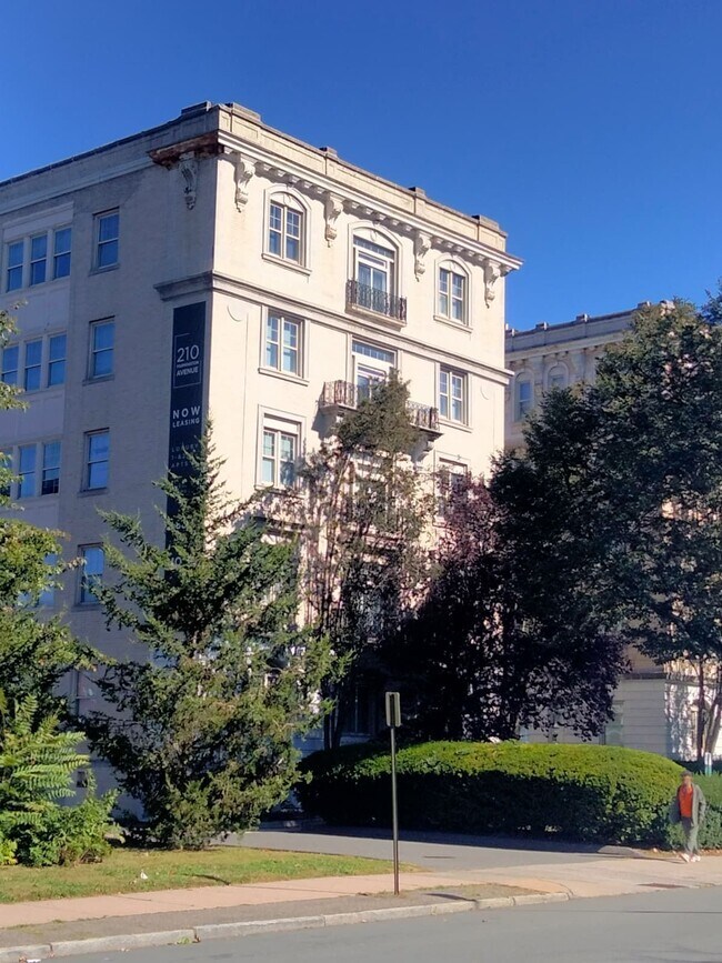 Building Photo - 210 Farmington Ave